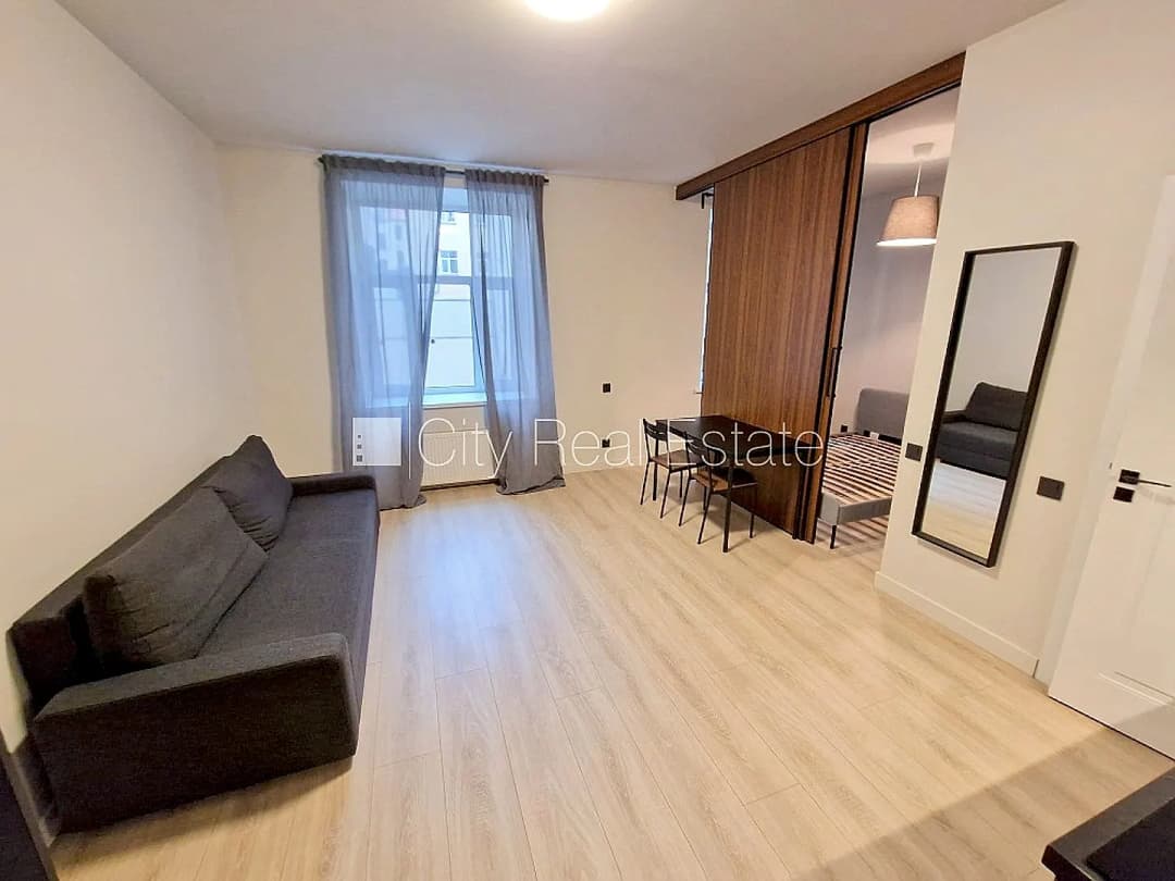 Fasādes māja, renovēta māja, slēgts pagalms, ieeja no ielas, ir lifts, kāpņu telpa pēc — bilde 4