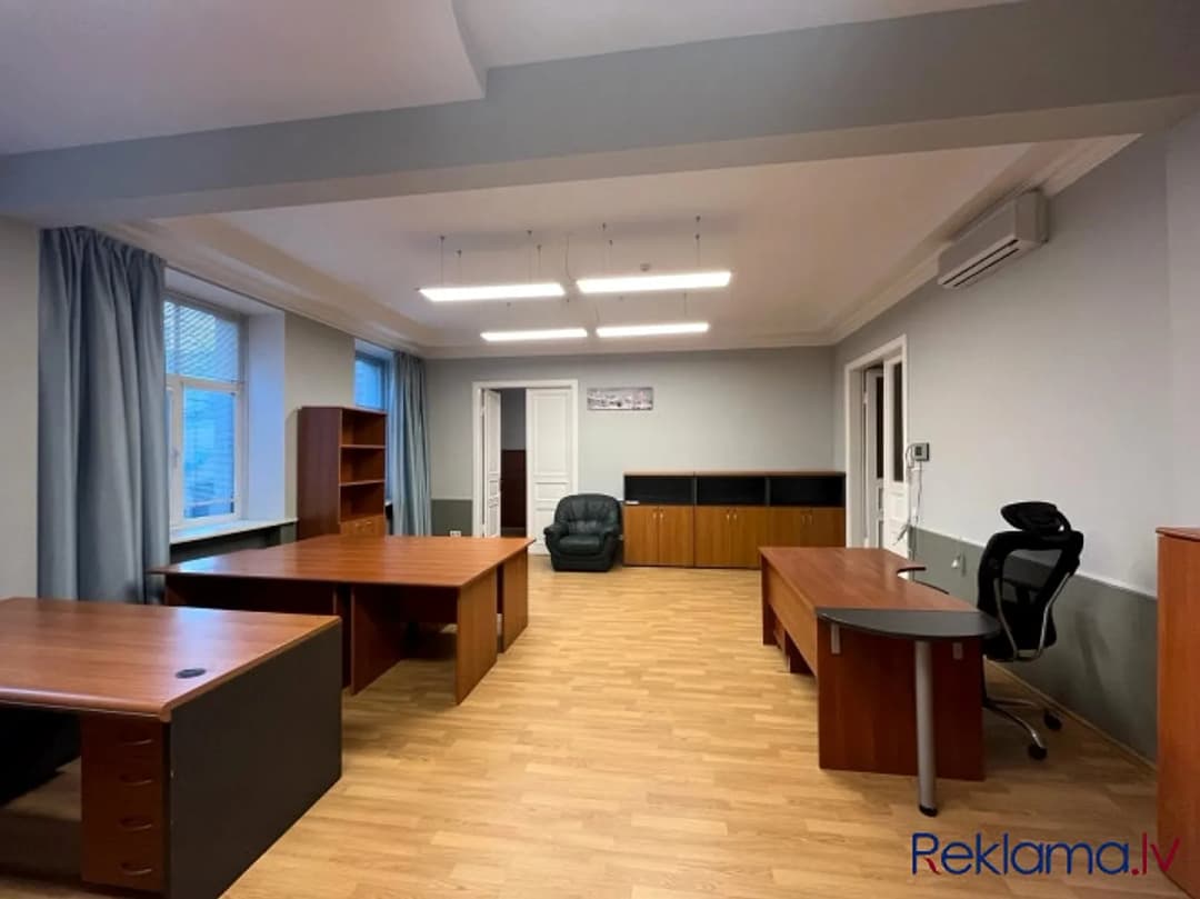 Piedāvājam īrēt plašas telpas ar dzīvoklī kopā pilsētas centrā. + platība sastāv no 2 — bilde 2