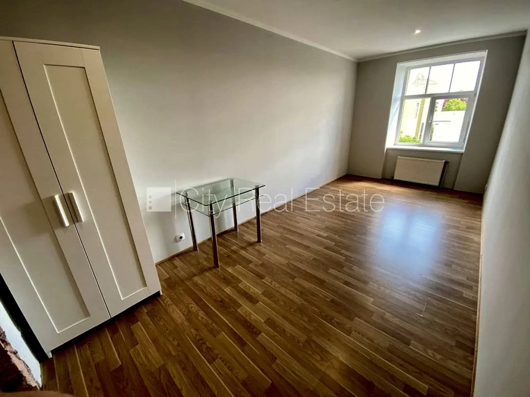 Fasādes māja, renovēta māja, slēgts pagalms, ieeja no ielas un pagalma, kāpņu telpa pēc