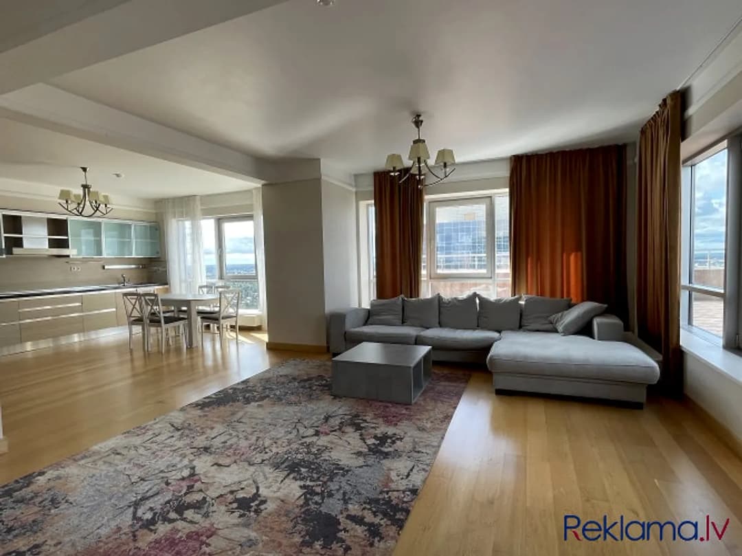 Tiek izīrēts penthaus tipa dzīvoklis ēkas 29.stāvā! 130 m2 dzīvoklī ir iekārtota: -