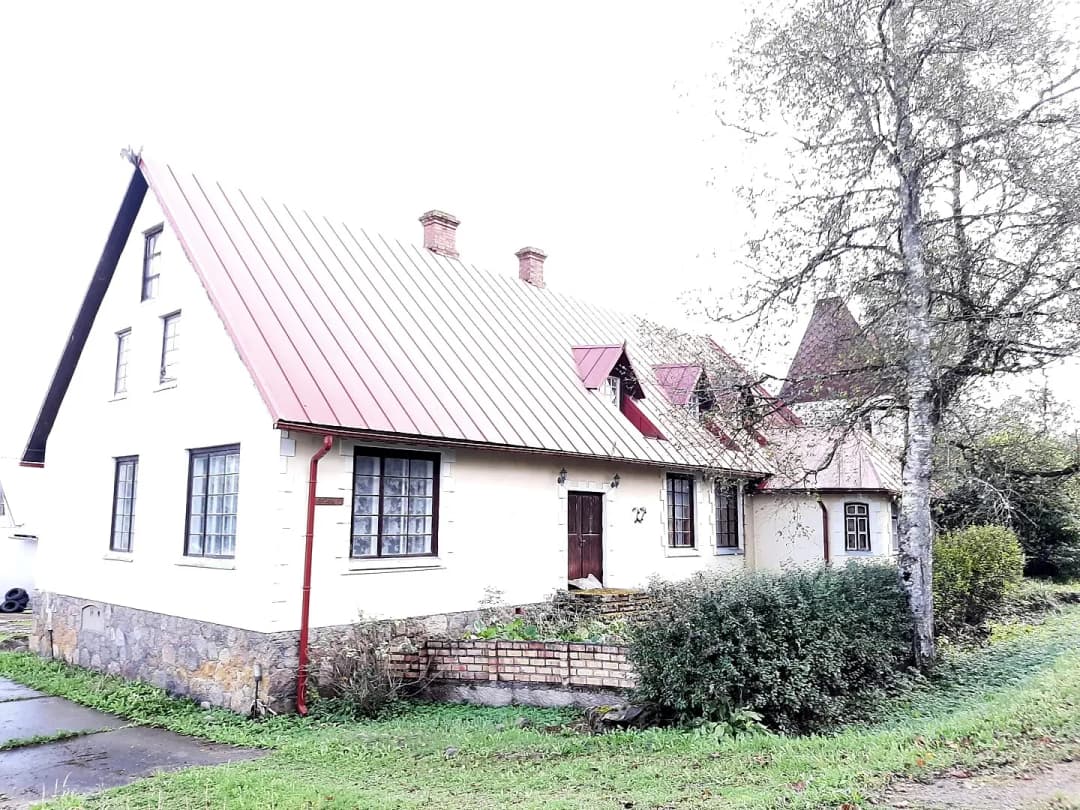 Īpašums, ceļa malā, pārdodas, ir iespēja izveidot kā viesu māju, vairāk informācijas sazinoties.