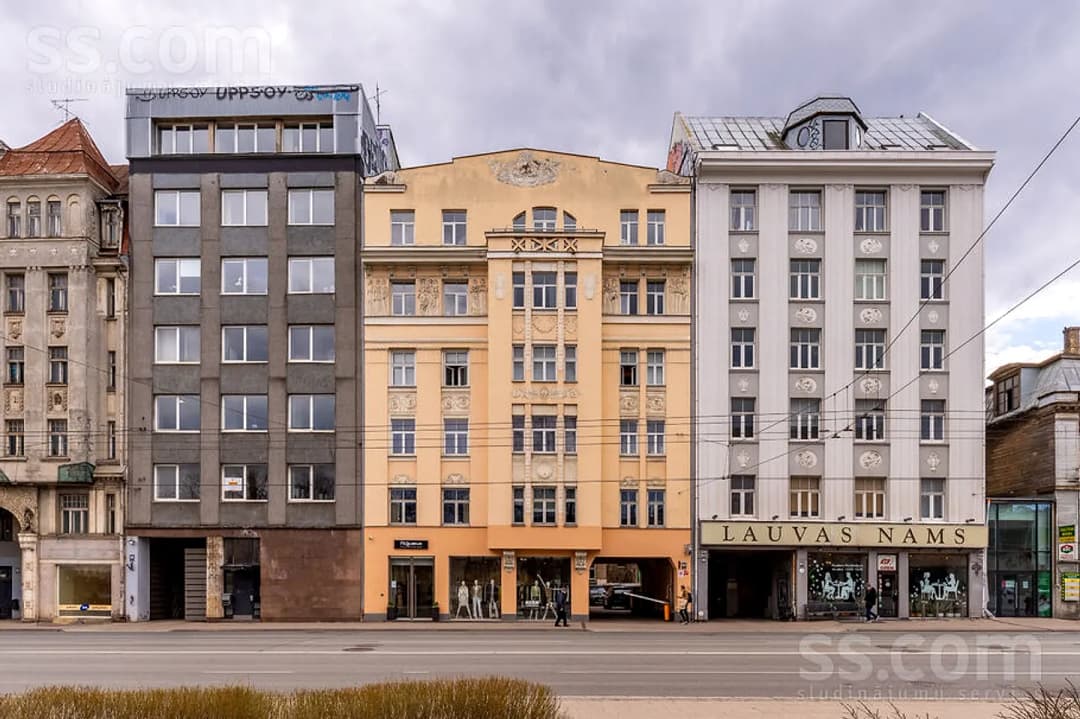Trīsistabu dzīvoklis — Brīvības 84