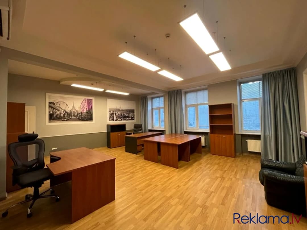 Piedāvājam īrēt plašas telpas ar dzīvoklī kopā pilsētas centrā. + platība sastāv no 2