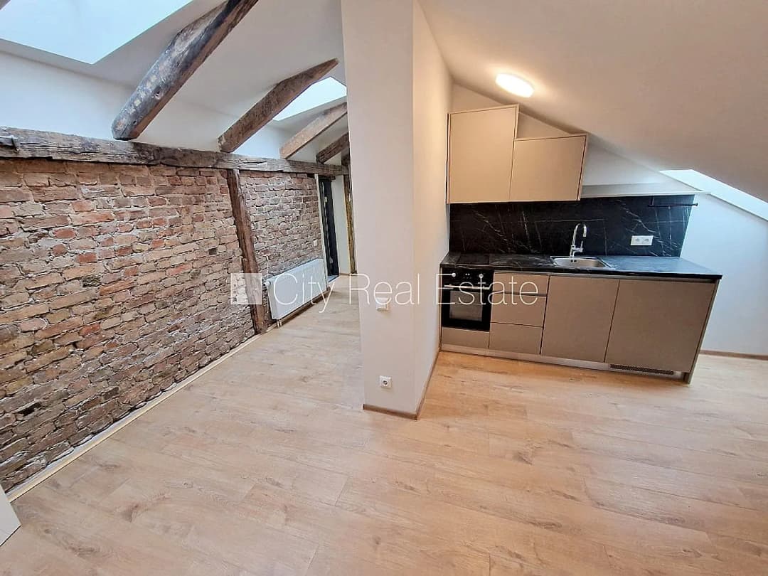 Pagalma ēka, renovēta māja, slēgts pagalms, ieeja no ielas un pagalma, mansards, ir lifts,