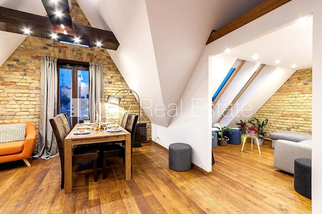 Renovēta māja, luksuss apartamenti , mansards, ir lifts, guļamistabu skaits 2 gab., viesistaba, — vēl bildes