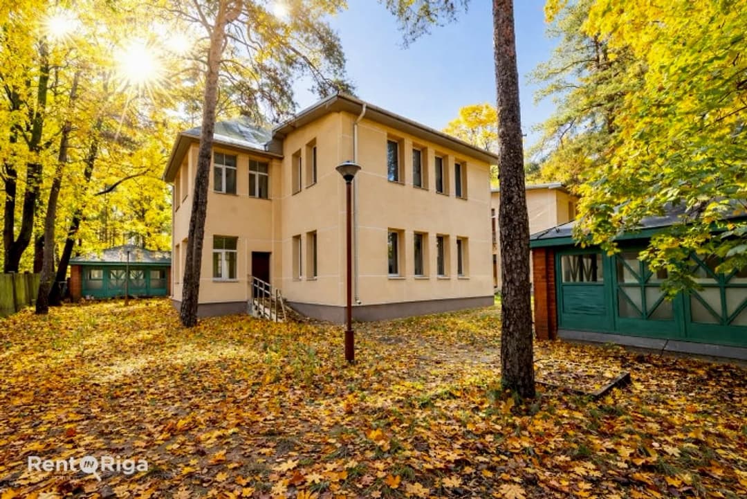 Iegādei tiek piedāvāts 3781 m2 liels zemes gabals uz kura atrodās ēkas. Īpašums sastāv no — vēl bildes