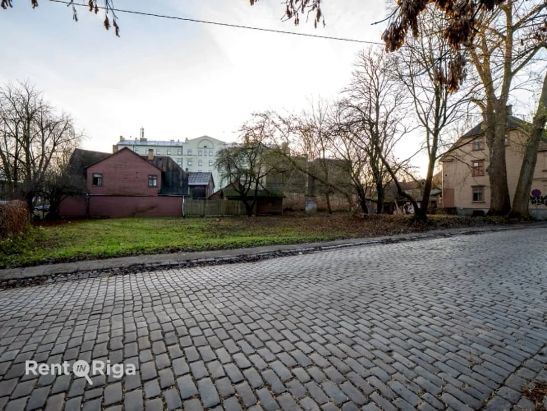Pārdod zemesgabalu ar plašām attīstības iespējām Jersikas ielā 6, Rīgā. Tiek piedāvāta — vēl bildes