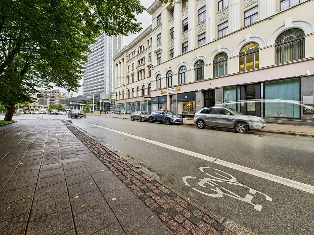 Investīciju iespēja ar stāvvietu plašas telpas renovētā vēsturiskā ēkā
Pārdod plašu — bilde 2