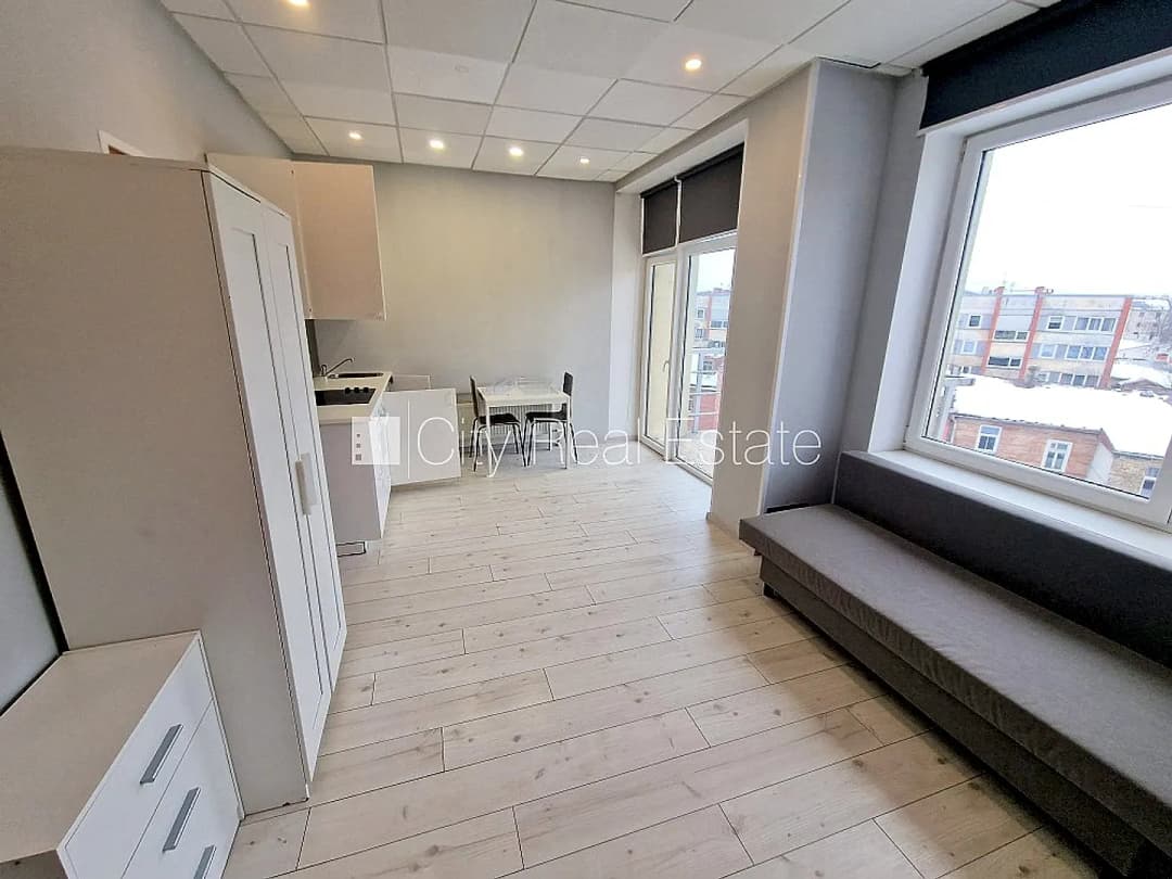 Fasādes māja, renovēta māja, ieeja no ielas, ir lifts, kāpņu telpa pēc kapitālā remonta,