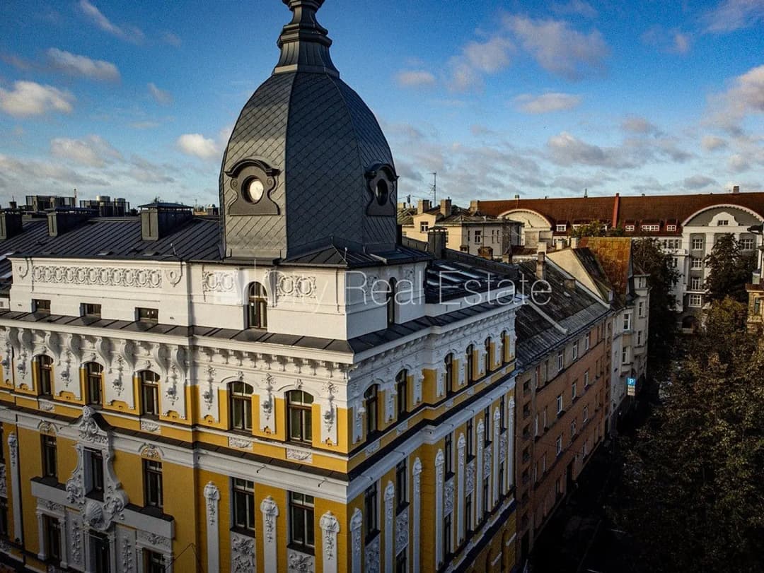 Fasādes māja, renovēta māja, uzstādīti saules enerģijas paneļi, slēgts pagalms, iespēja