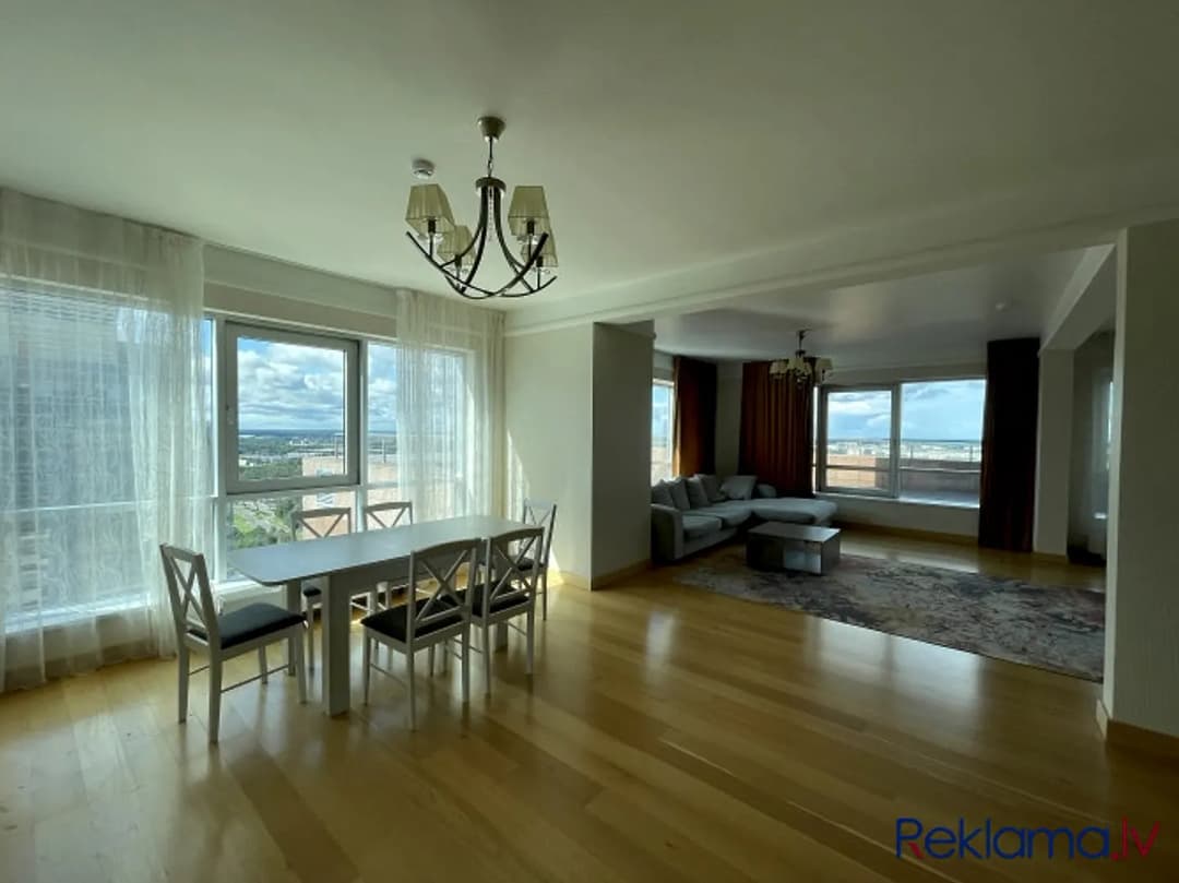 Tiek izīrēts penthaus tipa dzīvoklis ēkas 29.stāvā! 130 m2 dzīvoklī ir iekārtota: - — vēl bildes
