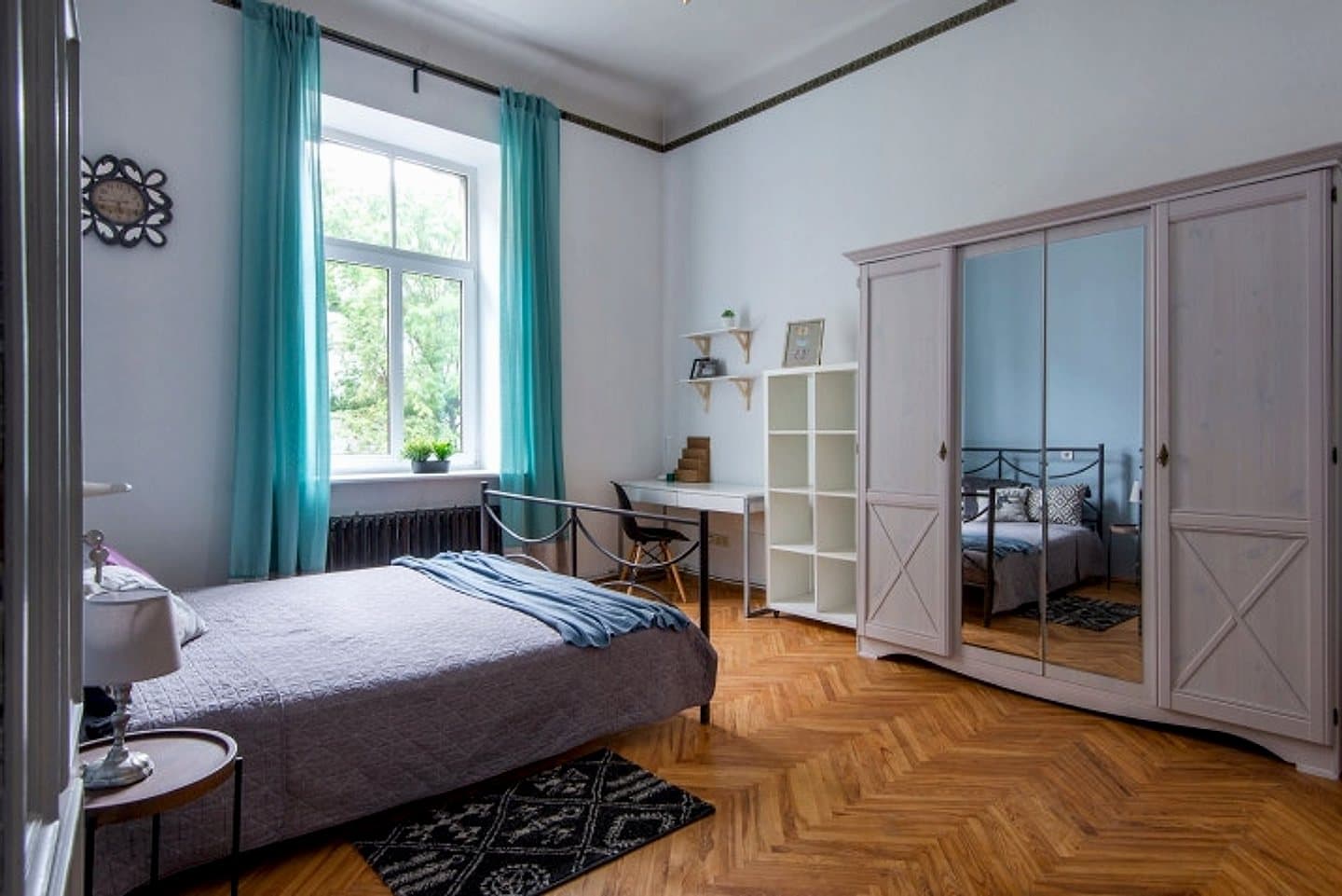 Tiek izīrēts, skaists, gaišs, 5 istabu dzīvoklis Rīgas centrā. Visas istabas izolētas. 3