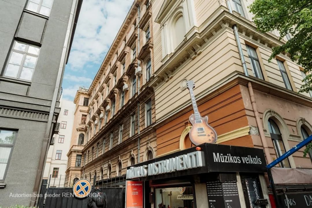 Hosteļa telpas, ko iespējams pārbūvēt par vismaz 3 dzīvokļiem. Īpašums atrodas vienā no — bilde 2