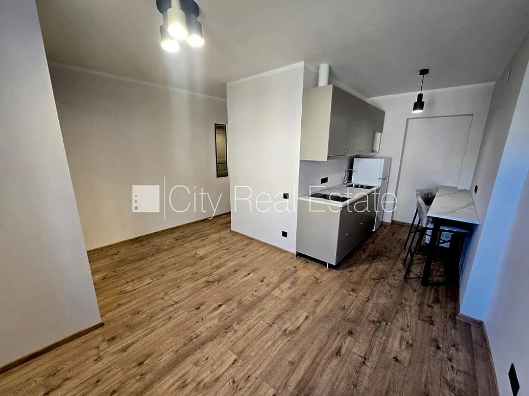Pagalma ēka, slēgts pagalms, ieeja no ielas un pagalma, kāpņu telpa pēc kosmētiskā remonta,