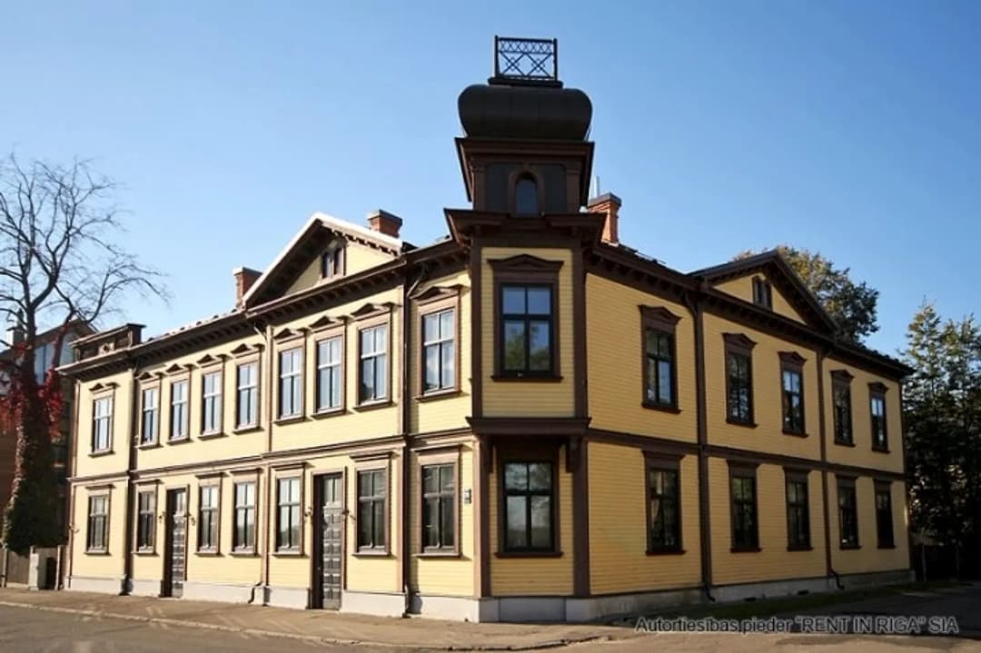 Izīrējam mājīgu, tikko izremontētu, mēbelētu dzīvokli ar skatu uz Daugavu vienā no