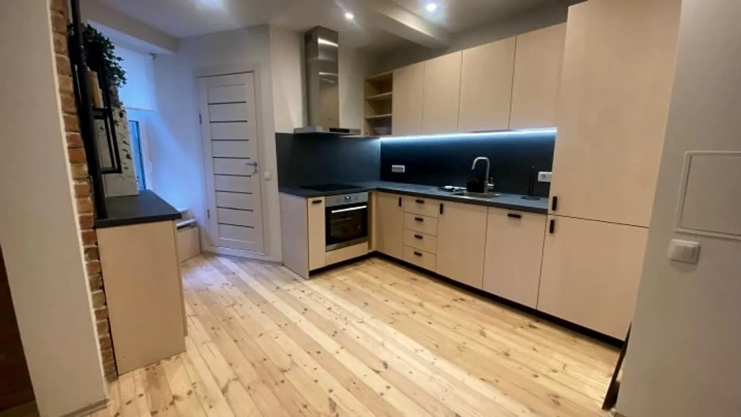 Pārdod mājīgu un kvalitatīvi renovētu dzīvokli Rīgas centrā! Pārdod dzīvokli, kas — vēl bildes