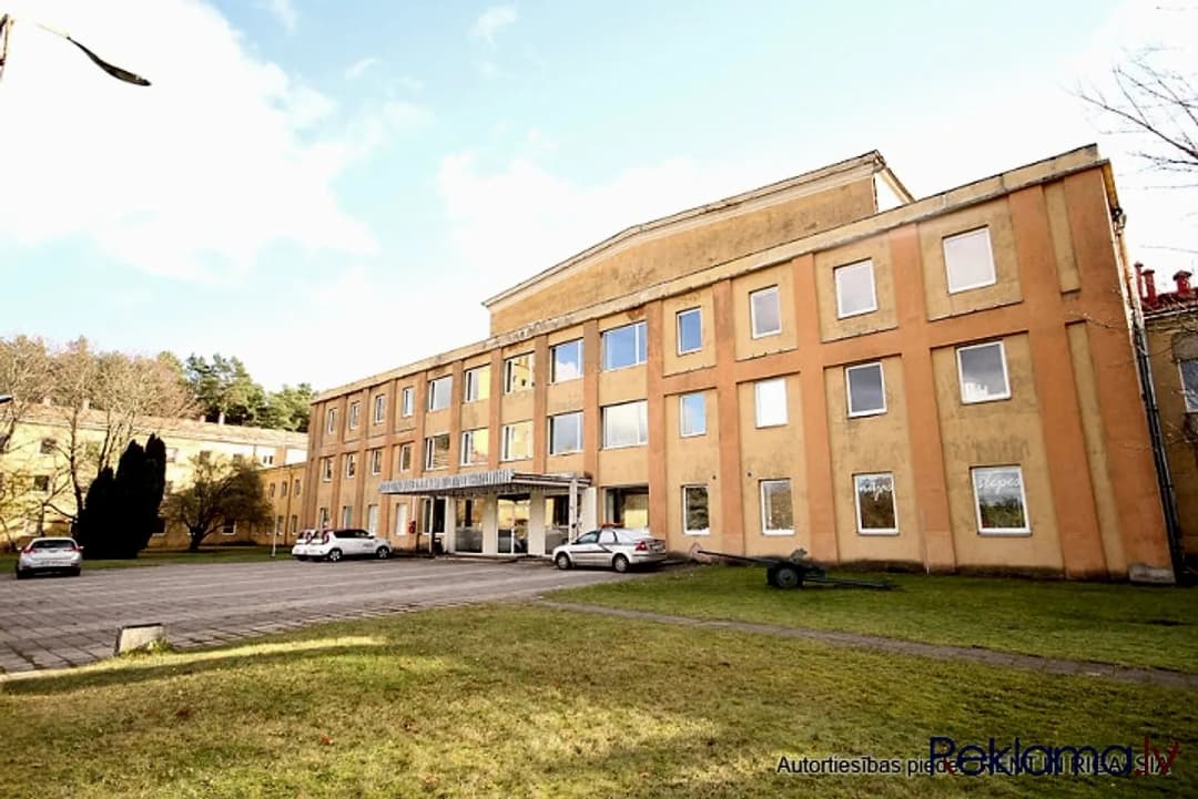 Biroja telpa vēsturiskajā Rīgas Kinostudijas ēkā. Regulāras formas telpa ēkas 2. stāvā. — bilde 4