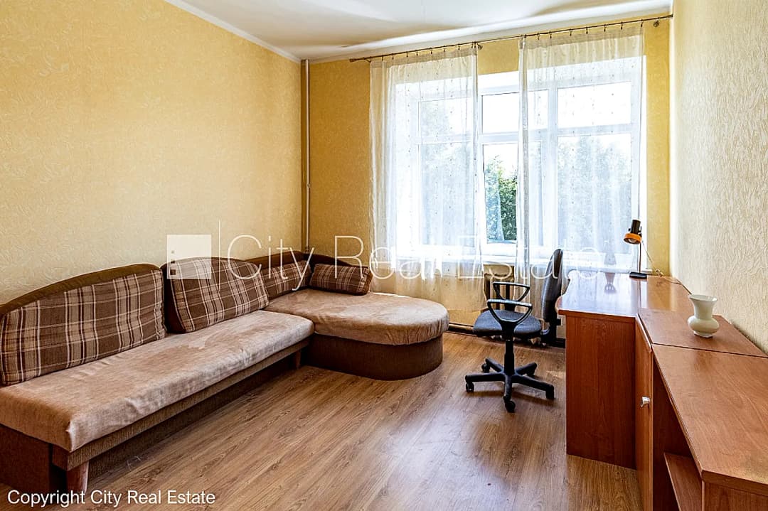 Labiekārtots apzaļumots pagalms, vieta automašīnai, ieeja no pagalma, kāpņu telpa pēc — bilde 2