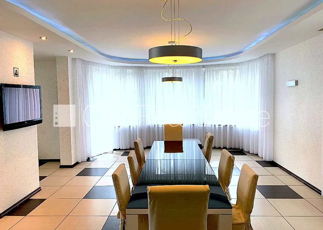 Privātmāja, labiekārtota apzaļumota teritorija 1800 m2, iežogota teritorija, teritorijas — vēl bildes