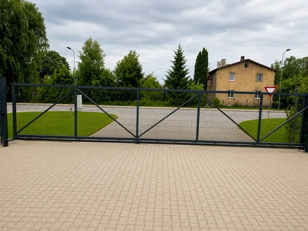 Bruģēts laukums ar tenta noliktavu Jelgavā. + Bruģēta laukuma platība 10 346 m2; + Tenta — bilde 4