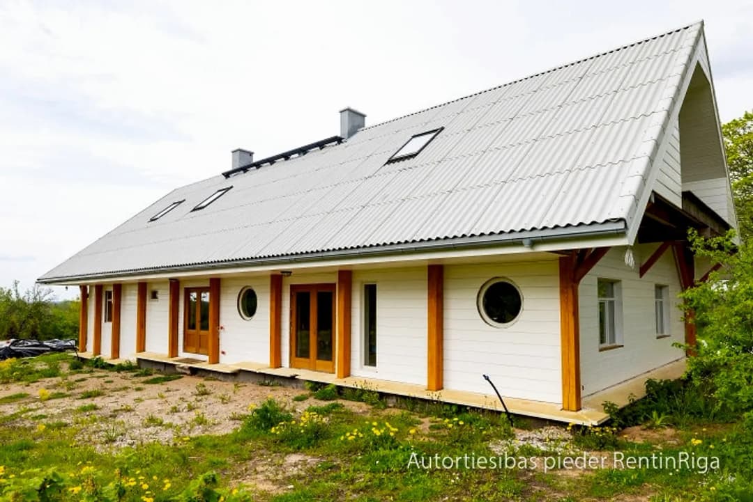 Kvalitatīvi un pārdomāti būvēta lauku māja no dabīgiem un ilgtspējīgiem materiāliem. — vēl bildes