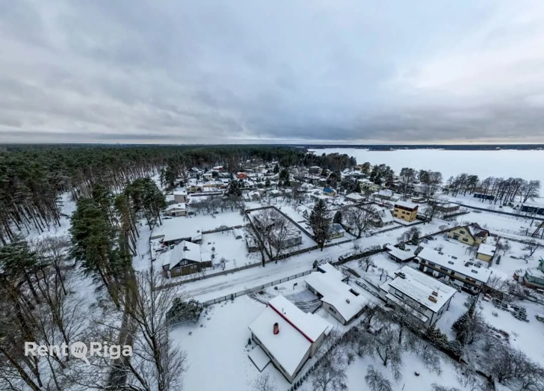 Piedāvājumā ir skaists, taisnstūrveida zemes gabals vienā no patīkamākajiem privātmāju — vēl bildes