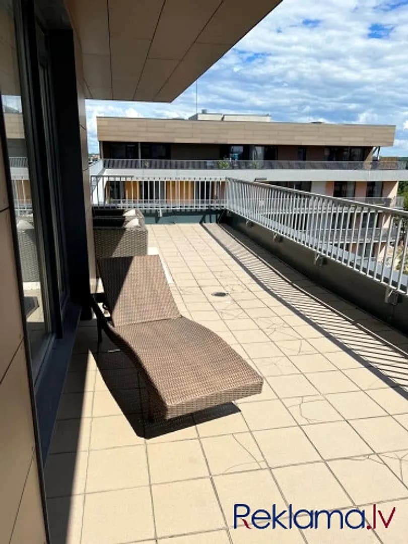 Tiek izīrēts pēdējā stāva dzīvoklis ar lielu terasi (50 m2) Jaunajā Teikā. Dzīvojamā — bilde 2