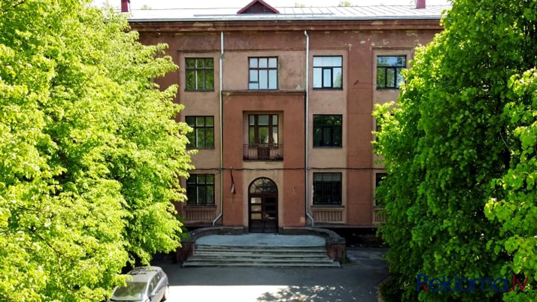 Iznomā 3-stāvu administratīvo ēku. Celtne atrodas jauktas centra apbūves teritorijā (JC4) un