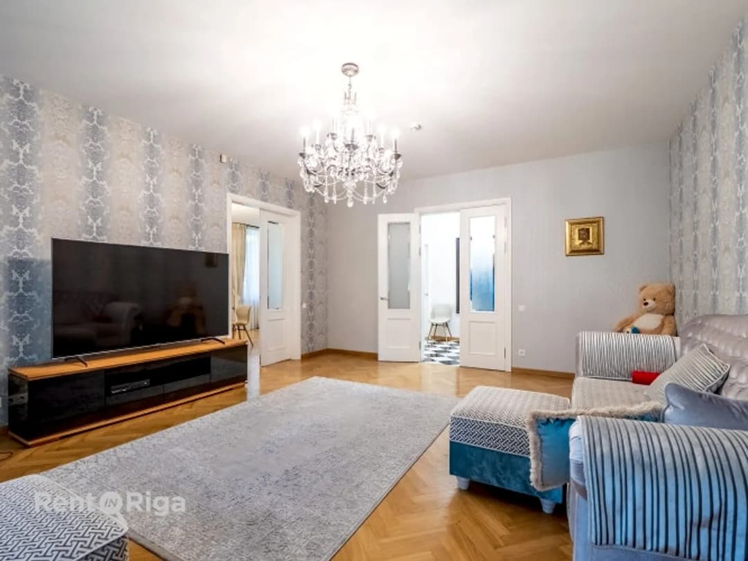 Eleganta mūra privātmāja vienā no pieprasītākajām Rīgas apkaimēm Mežaparkā. Īpašums — vēl bildes