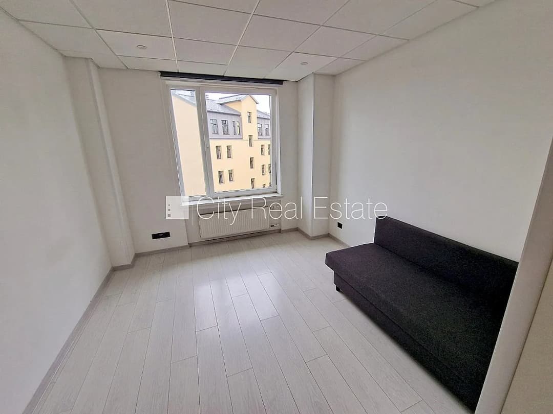 Jaunceltne, fasādes māja, slēgts pagalms, ieeja no ielas, ir lifts, kāpņu telpa pēc — bilde 3