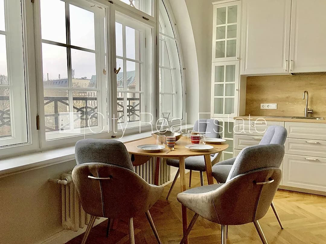 Fasādes māja, renovēta māja, labiekārtota apzaļumota teritorija, luksuss apartamenti , ir
