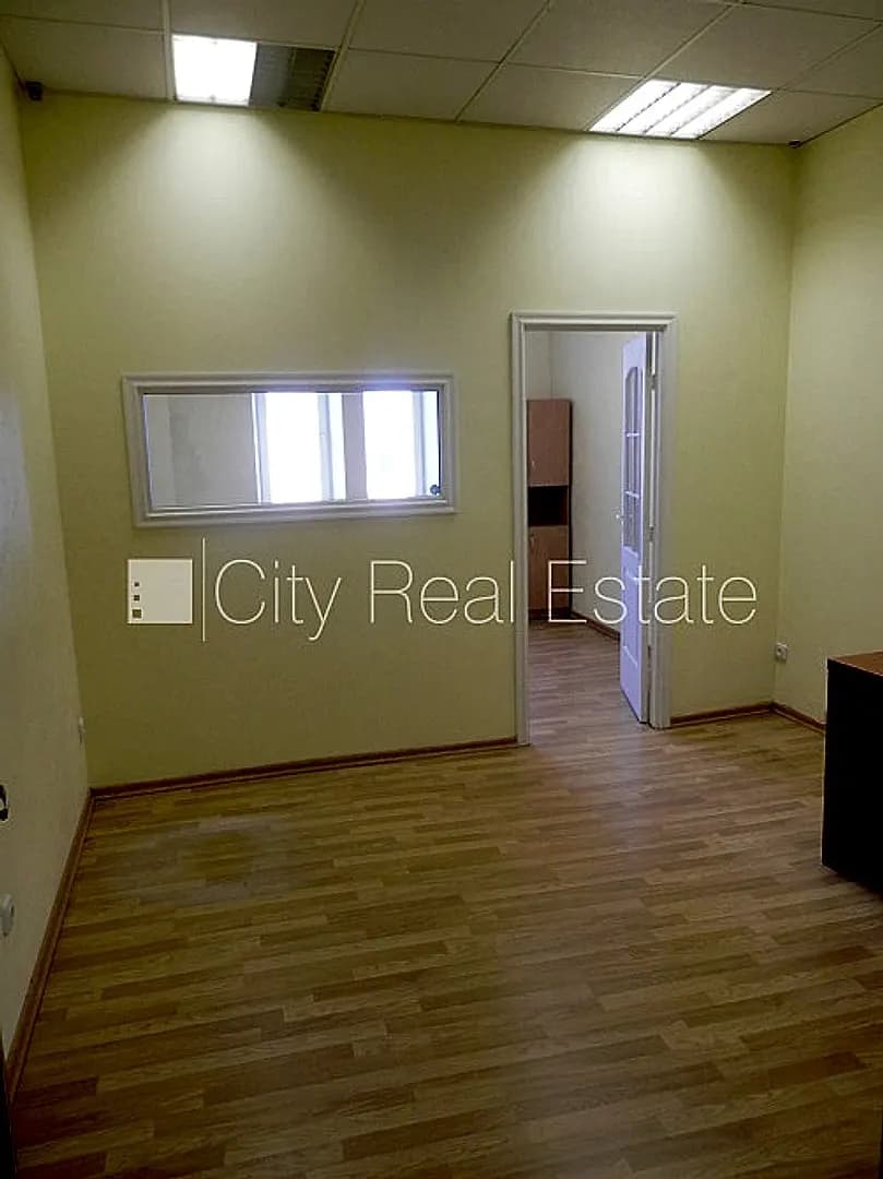 Fasādes māja, renovēta māja, ieeja no ielas, ir lifts, kāpņu telpa pēc kosmētiskā remonta, — bilde 4