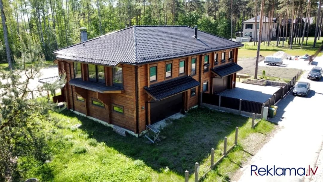 Nestandarta māja pie Baltezera. Puse no dvīņu mājas. Guļbūve. Ēkas 1.stāvs būvēts kā