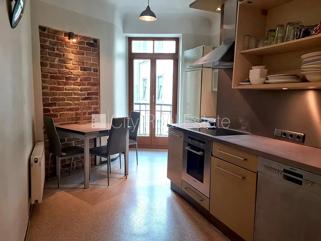 Fasādes māja, slēgts pagalms, ir lifts, balkons, logi vērsti mājas abās pusēs, istabas