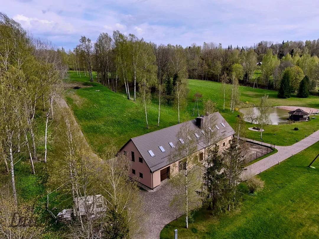 Piedāvājam iegādei kvalitatīvu māju ar ļoti plašu zemes gabalu 49 300 м platībā, klusā — bilde 2