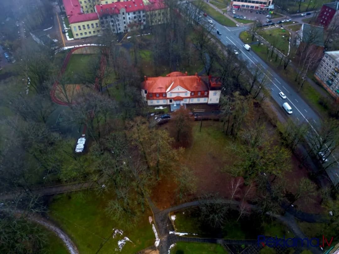 Pārdod Strazdu muižu ar parku. Koka 2 stāvu ēkā ar pagrabu kādreiz atradās bibliotēka, bet — vēl bildes