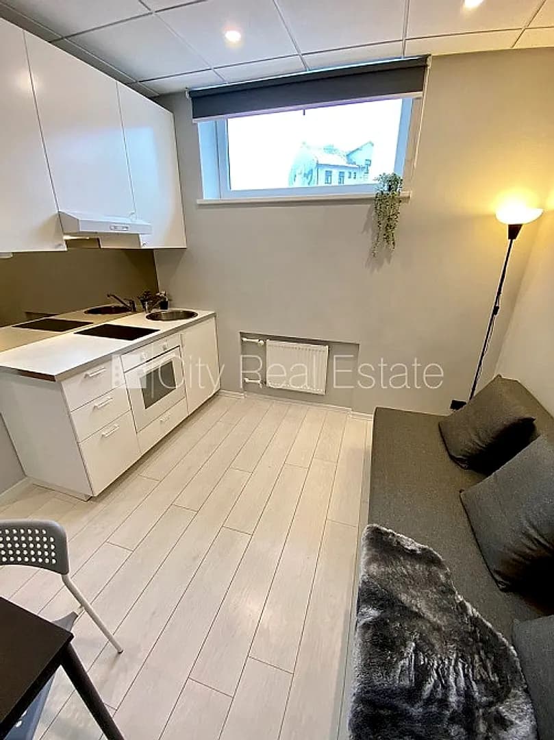 Fasādes māja, renovēta māja, slēgts pagalms, ieeja no ielas, ir lifts, kāpņu telpa pēc — bilde 2