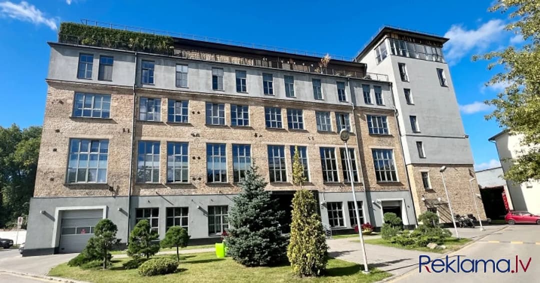 Tiek pārdots pilnībā aprīkots un labiekārtots divistabu dzīvoklis ar visām ērtībām: