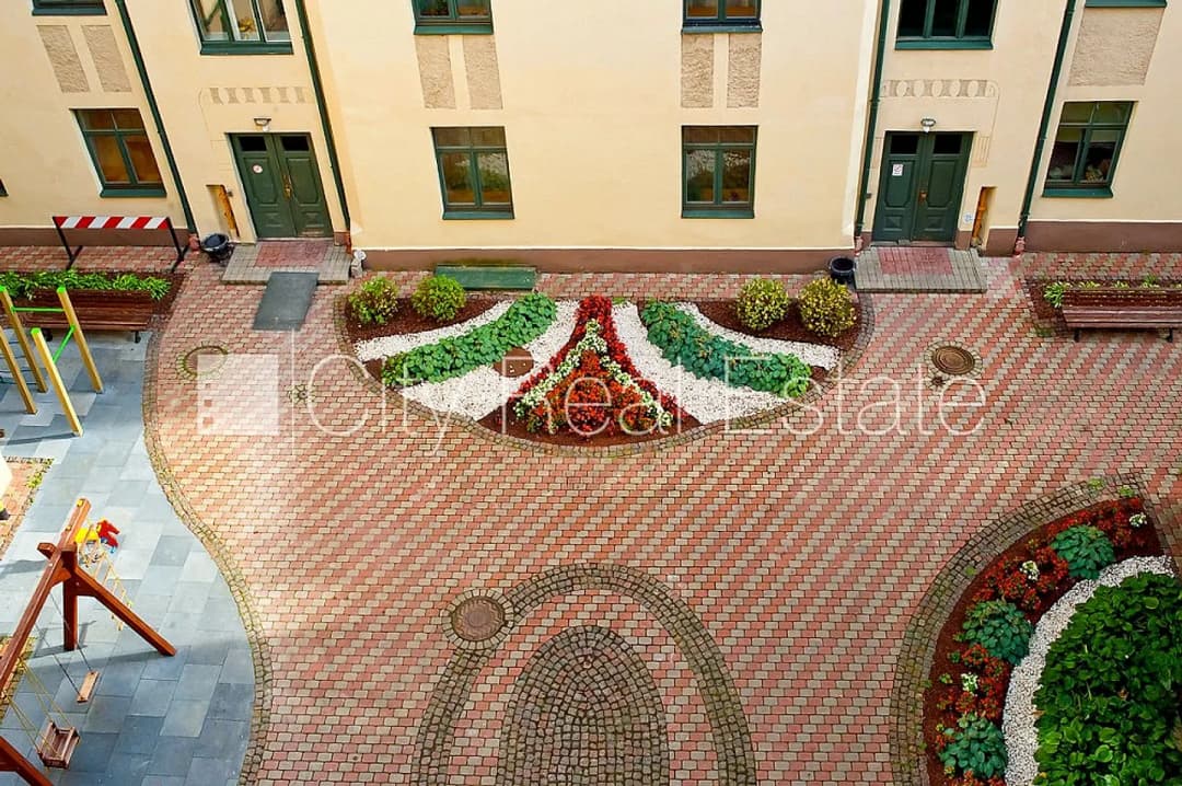 Pagalma māja, renovēta māja, labiekārtots apzaļumots pagalms, slēgts pagalms, ieeja no — vēl bildes