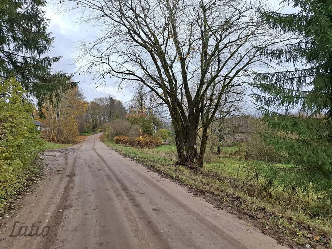 Pārdod lauku īpašumu Vidzemē, Limbažu novadā ar savu ezeru.
Pārdošanā īpašs un — vēl bildes