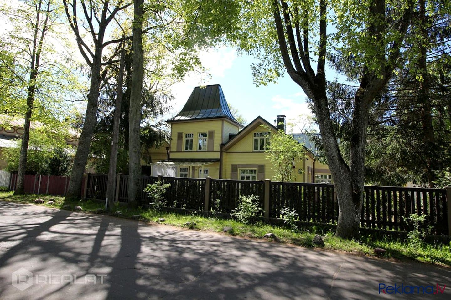 Pārdodu dzīvokli mājā ar renovētu fasādi un kāpņu telpu. Ir vērtējums par 252 000 EUR.