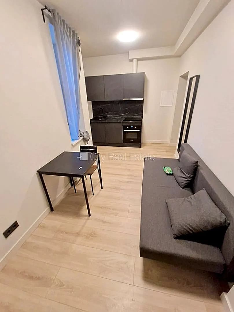Fasādes māja, renovēta māja, ieeja no ielas, ir lifts, kāpņu telpa pēc kapitālā remonta, — bilde 2