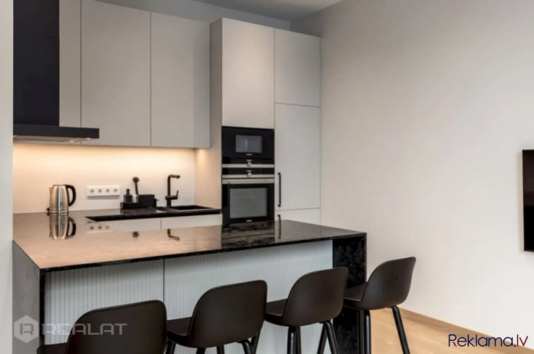 Pardošanā tiek piedāvāts jauns 2-istabu penthouse dzīvoklis ar terasi projektā Hoffmann — bilde 3
