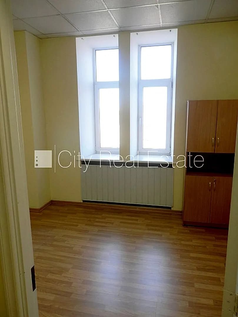 Fasādes māja, renovēta māja, ieeja no ielas, ir lifts, kāpņu telpa pēc kosmētiskā remonta, — vēl bildes