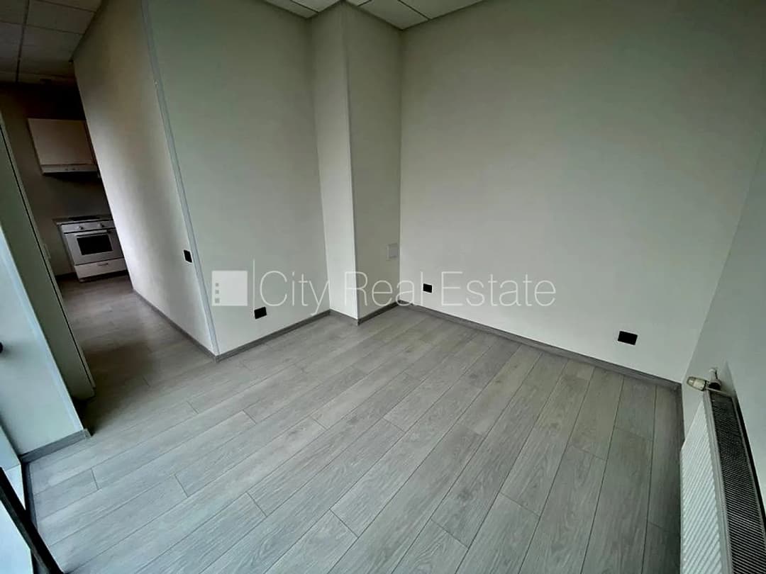 Fasādes māja, renovēta māja, slēgts pagalms, ieeja no ielas, ir lifts, kāpņu telpa pēc — bilde 4