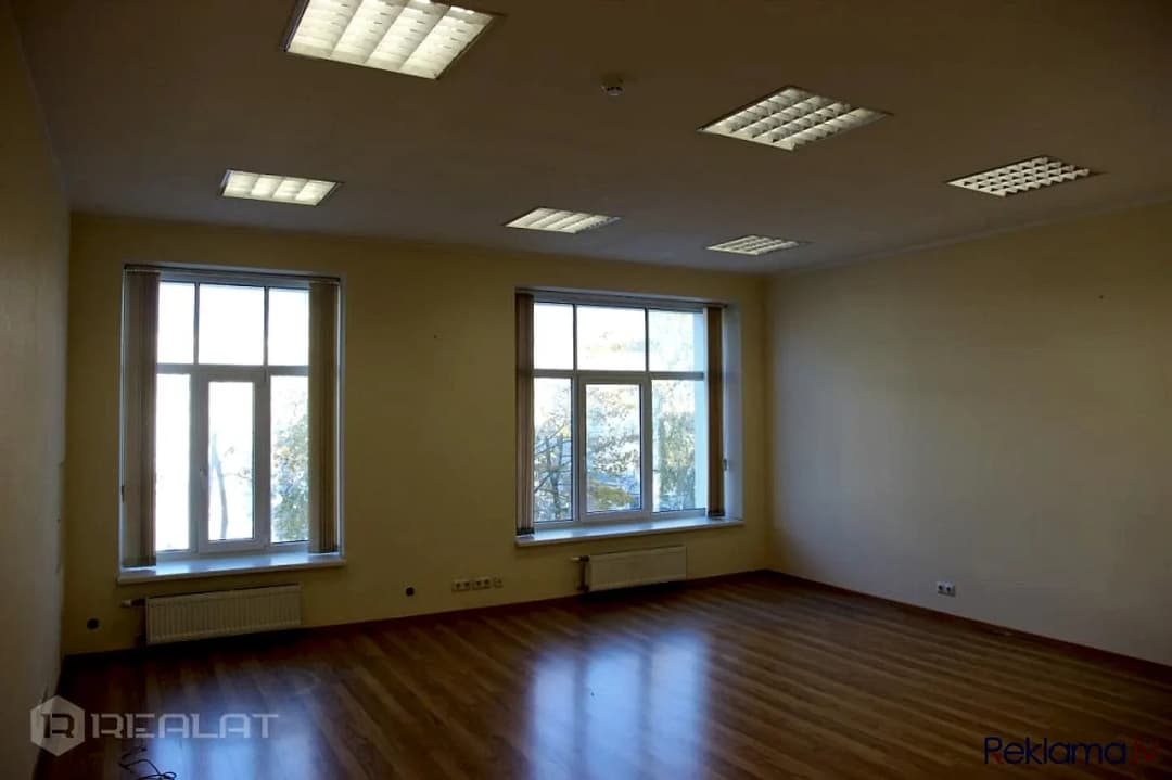 Pašā Vecrīgas sirdī iznomā plašas, skaistas biroja telpas! Liela konforenču zāle! Ielas — vēl bildes