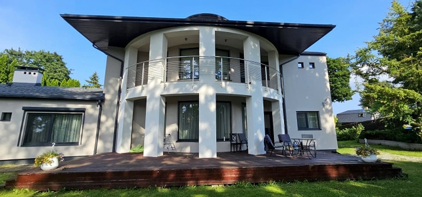 Eleganta divstāvu privātmāja mierpilnā, zaļā apkārtnē. Pārdošanā premium klases