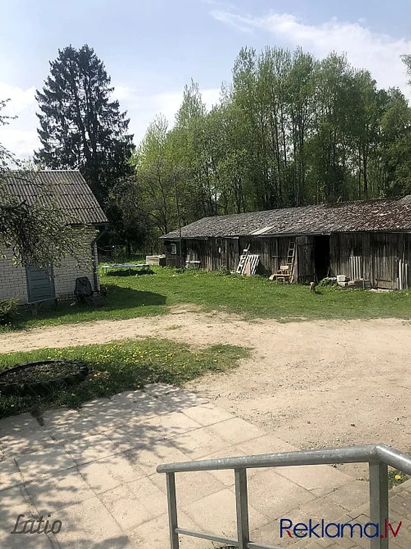 Pārdod labi uzturētu privātmāju Stendes pilsētā. Māja atrodas zaļā privātmāju rajonā — vēl bildes