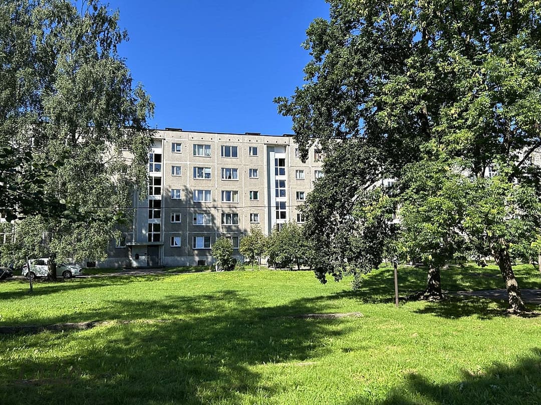 Pardod zemes gabalu ar uz tā esošu daudzdzīvokļu namu.
Dzīvokļu skaits 105.
Universālā