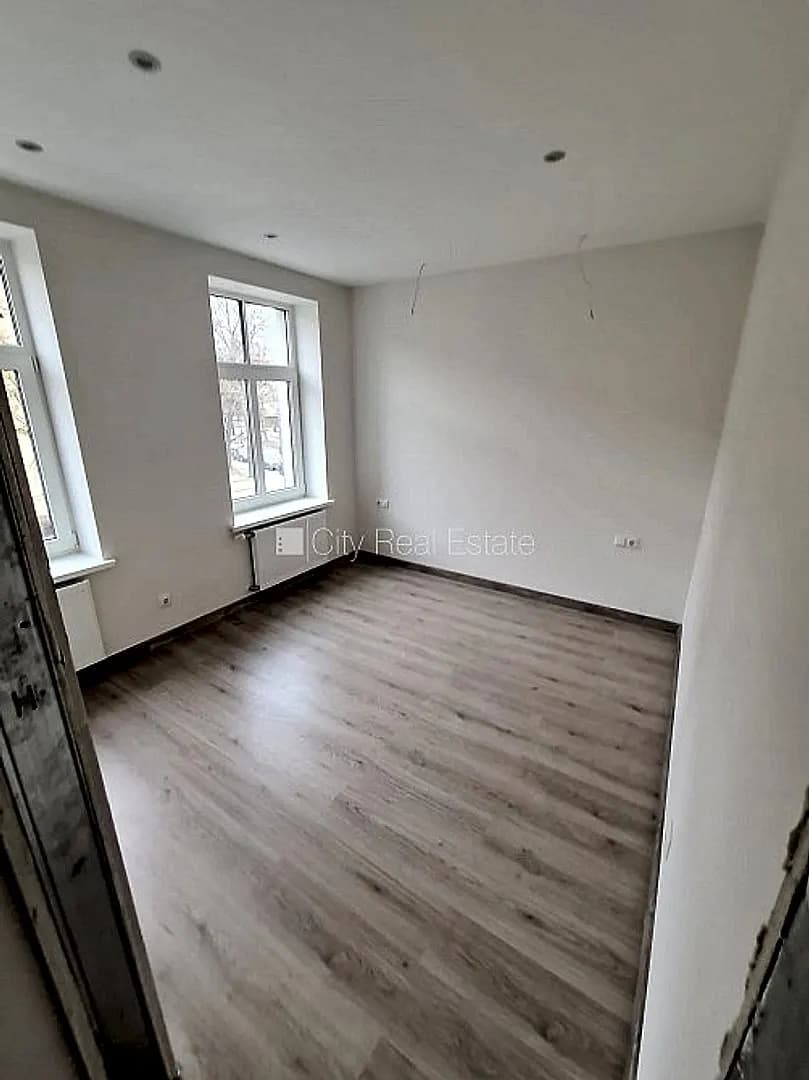 Zeme īpašumā, fasādes māja, renovēta māja, slēgts pagalms, ieeja no pagalma, kāpņu telpa — bilde 4